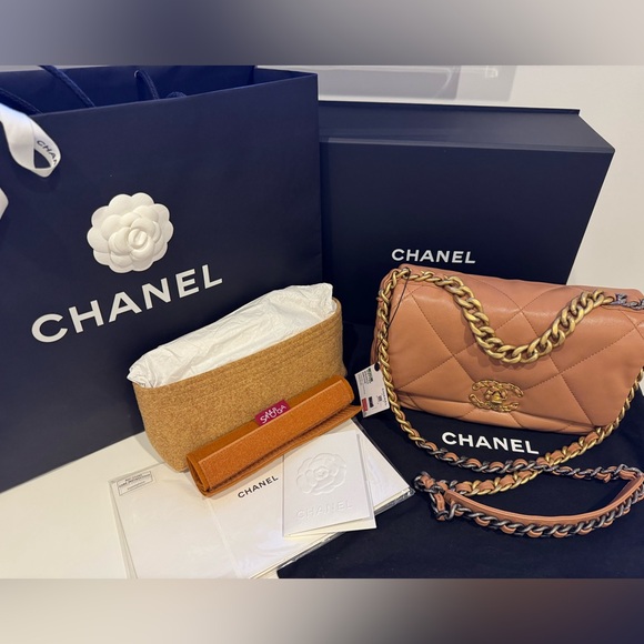 Authentic CHANEL 19 Medium Flap Bag- Rare Camel/ Light Brown Quilted Lambskin - Picture 16 of 17